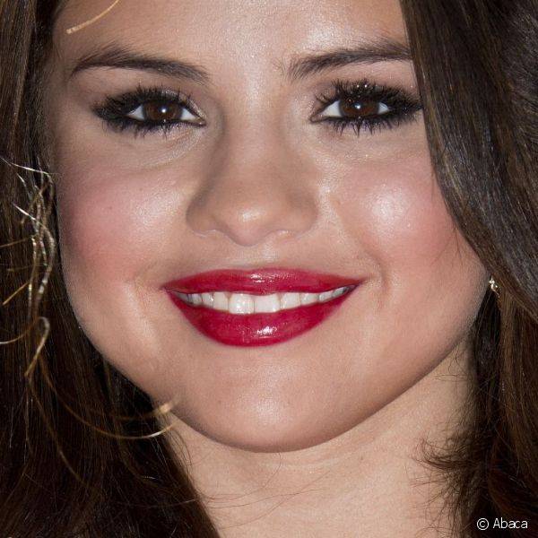 Para o ESPY Awards 2013, Selena Gomez combinou a cor do vestido com o o batom e apostou em um batom vermelho tradicional com gloss por cima